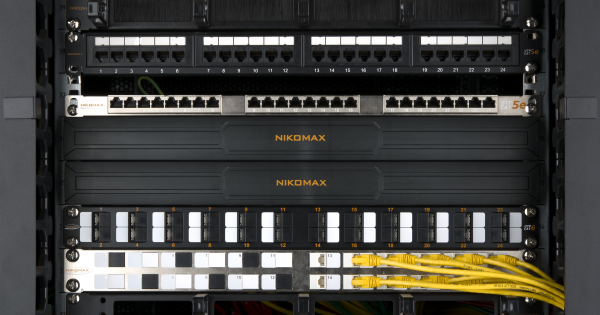 Панель заглушка NIKOMAX 19", 1U, на защелке, пластиковая, черная
