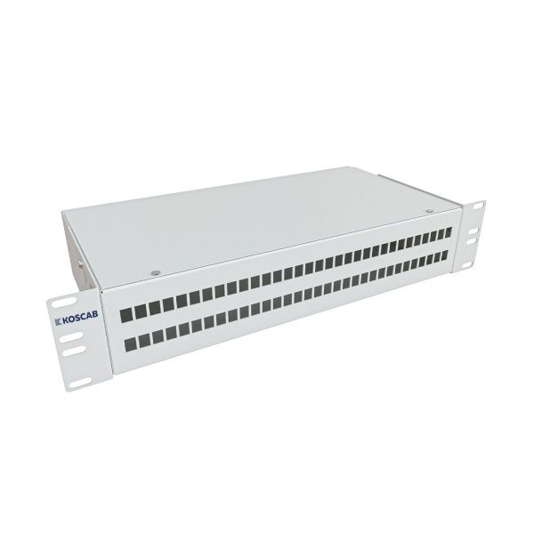 Кросс KOSCAB оптический 19'' укомплектованный 2U, 64 порта SC/UPC, 50/125 мкм (сплошная панель, сплайс-кассета 2шт, пигтейлы, КДЗС, адаптеры) серый RA